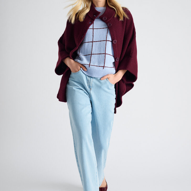 Marie Mero lichtblauwe pull met bordeaux ruit