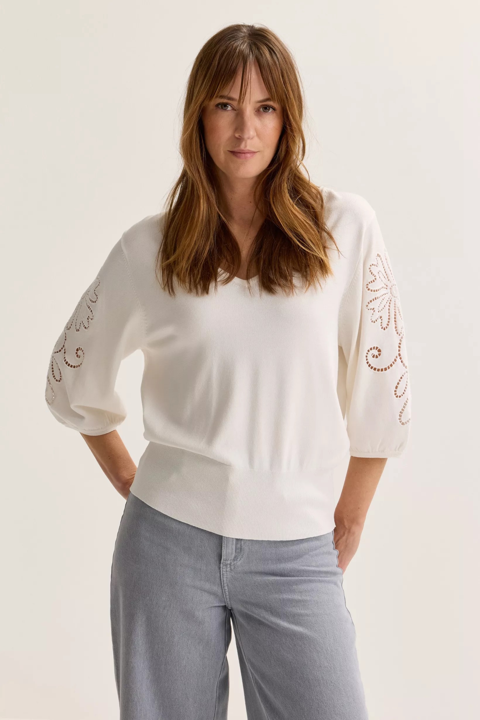 Mayerline V-halstui met geborduurde mouwen wit aagje